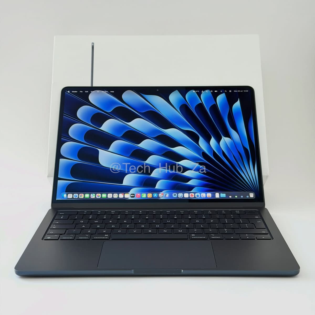 13” MacBook Air M2 2022 Midnight - Image 1