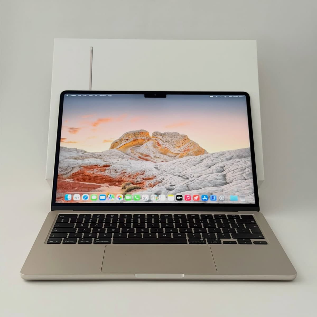 13” MacBook Air M4 2025 Starlight - Image 1